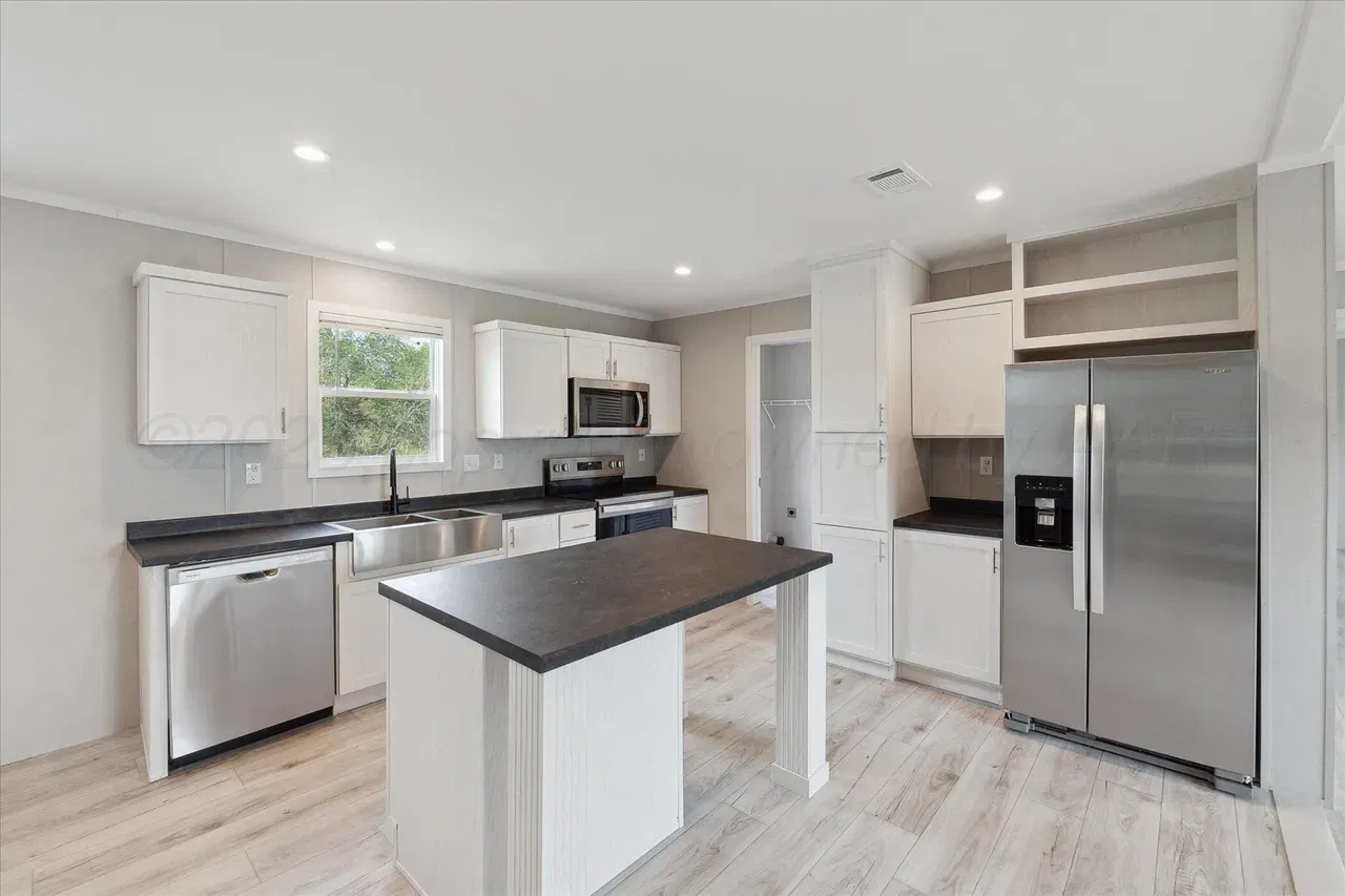 Rm2856b - 0.51 acre lot kitchen home features