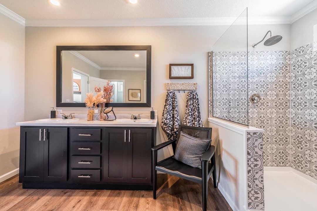 Titan extreme 3260h [the cypress] bathroom home features