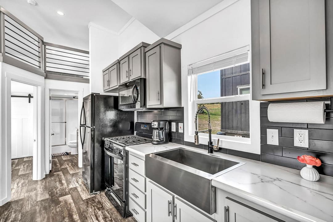 Aps 522a-sl - rv lot (2 available) kitchen home features