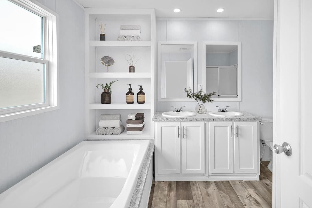 Alamo lite 16763s interior and bathroom home features