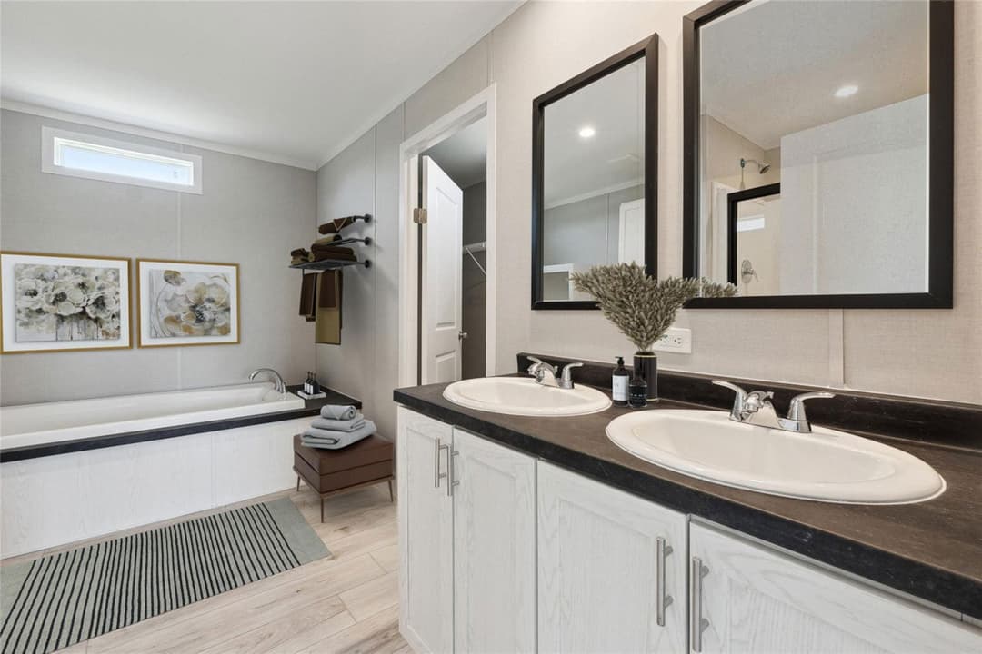 Rm2856b - 3.36 acre lot bathroom home features