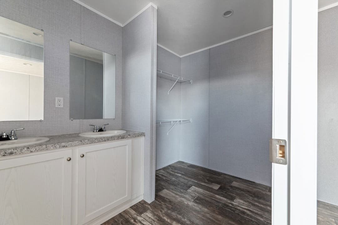 Valu premier 16683g interior and bathroom home features