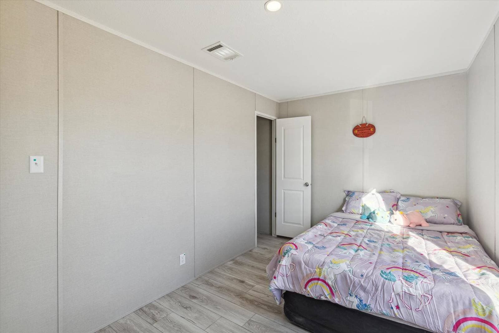 Rm1676c bedroom home features