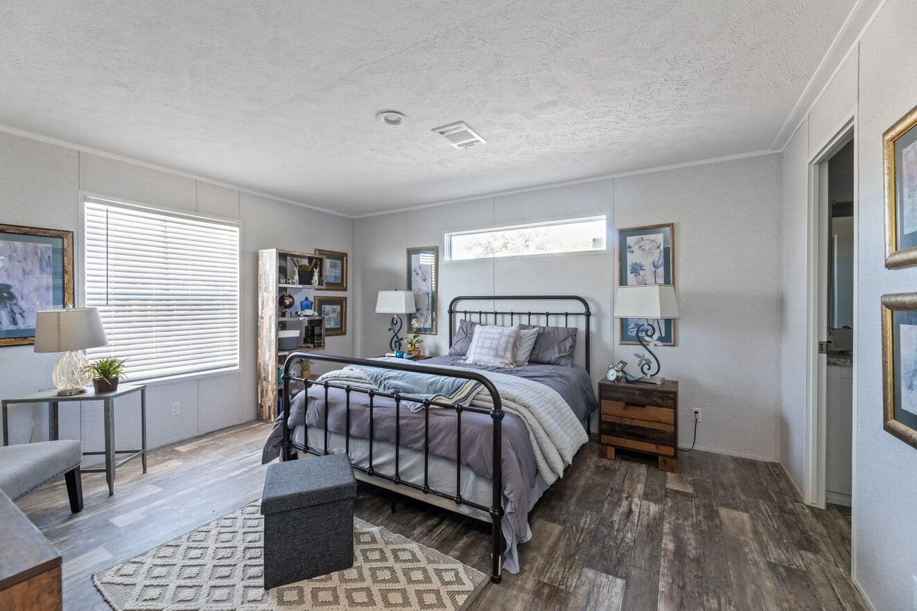 Valu premier 32483g interior and bedroom home features