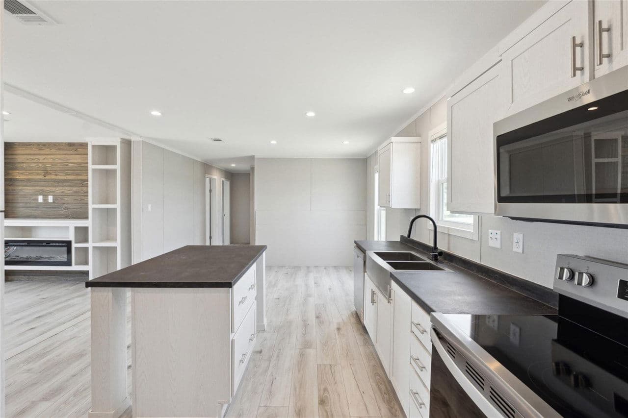 Rm2856b - 3.36 acre lot kitchen home features