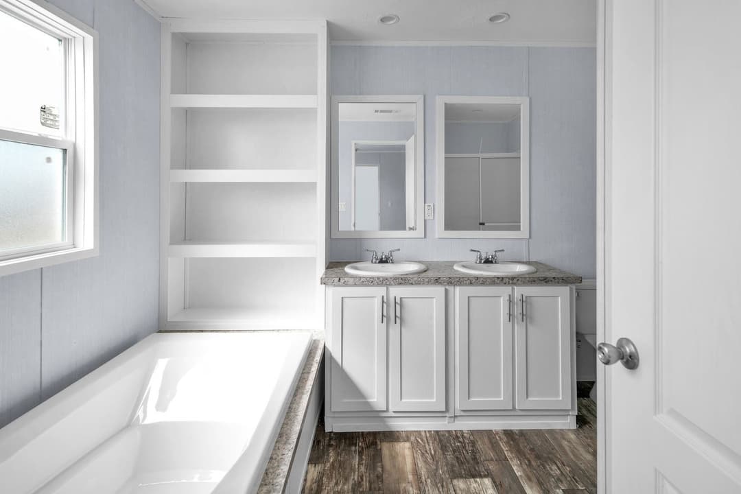 Alamo lite 16763r interior and bathroom home features