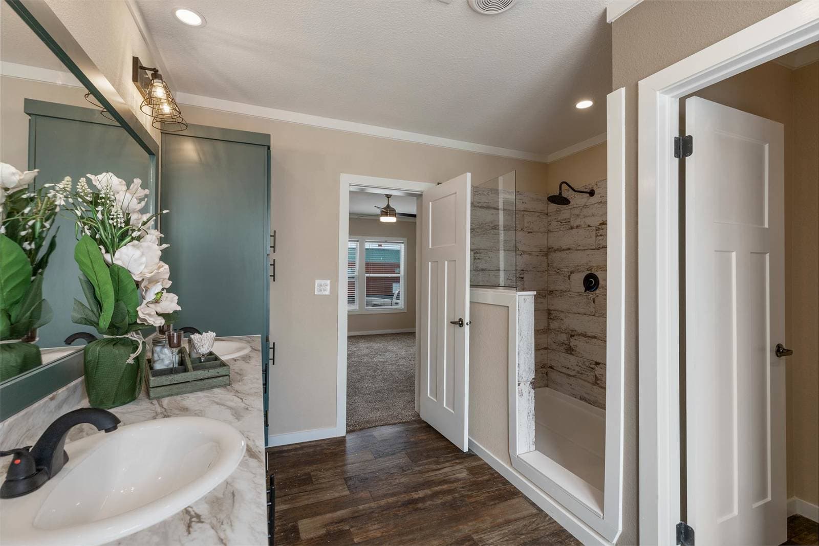 Titan extreme 3272e bathroom home features