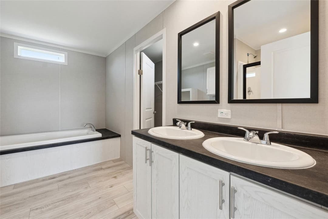 Rm2856b - 3.36 acre lot bathroom home features