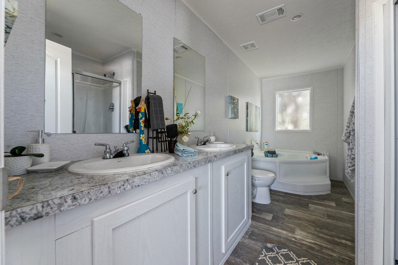 Valu premier 32483g interior and bathroom home features