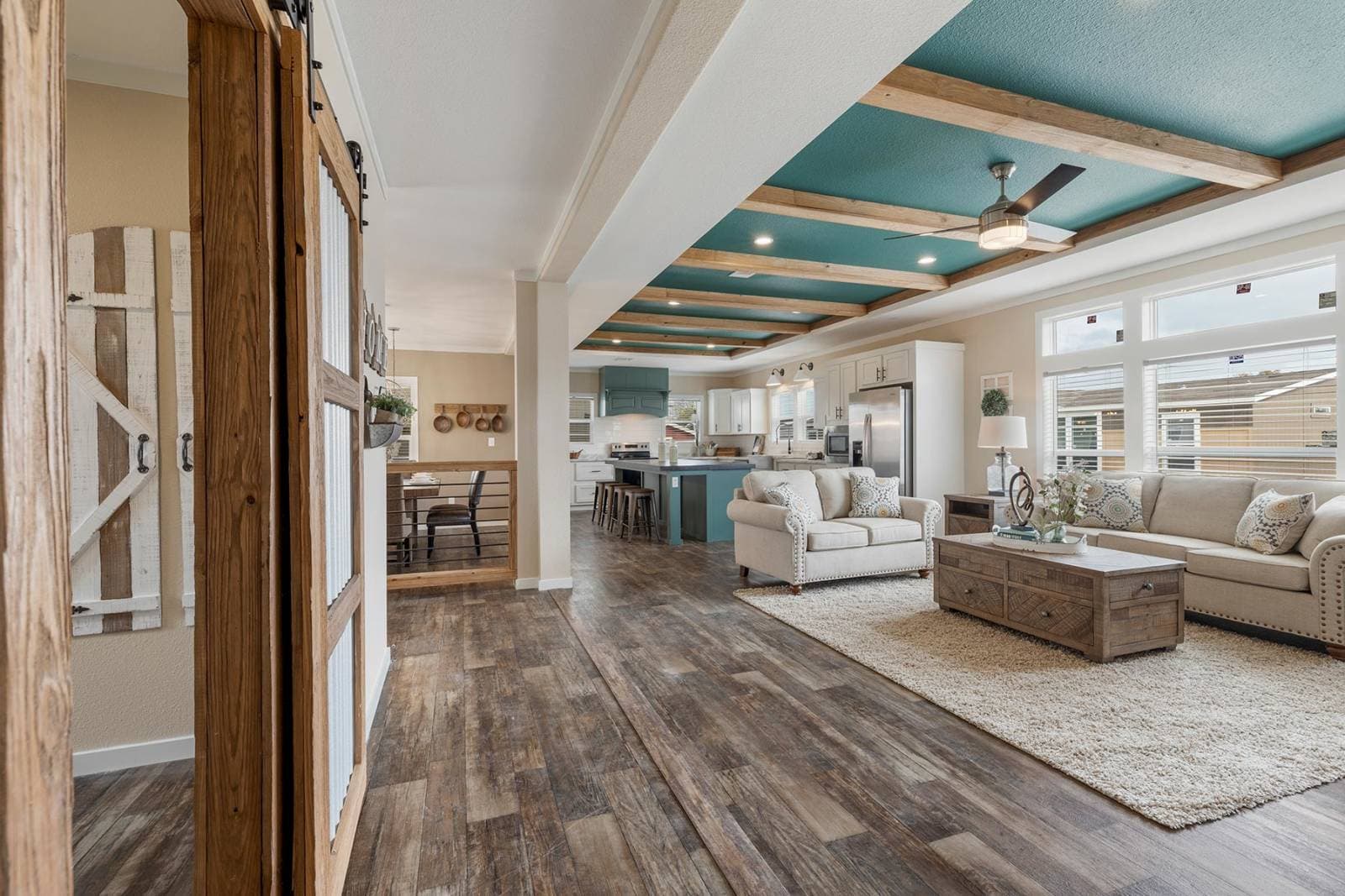 Titan extreme 3272e living room home features