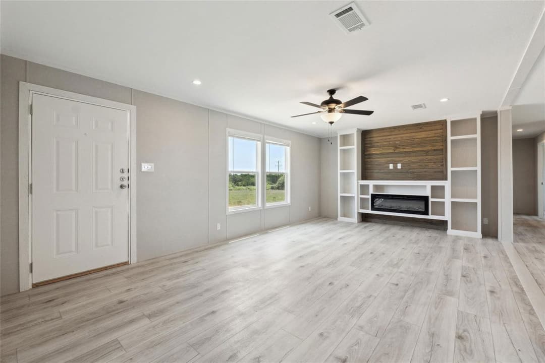 Rm2856b - 3.36 acre lot interior home features