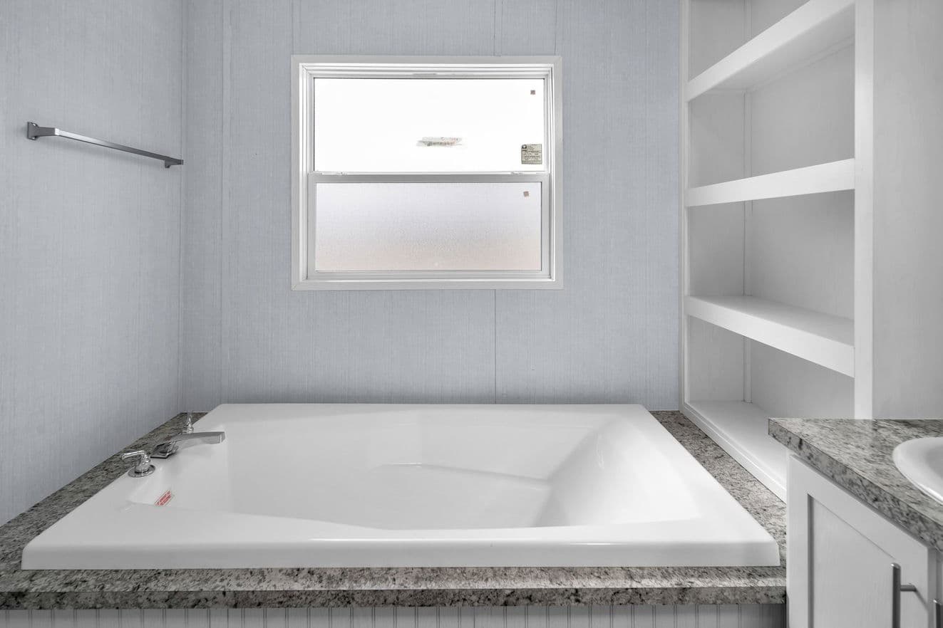 Alamo lite 16763r interior and bathroom home features