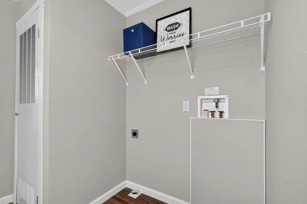 Nm1866a interior home features
