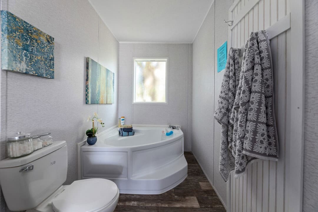 Valu premier 32483g interior and bathroom home features