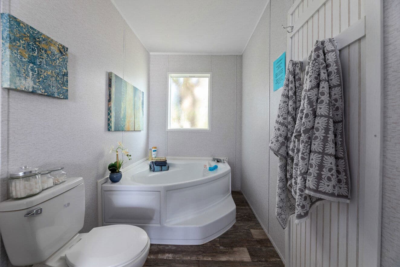 Valu premier 32483g interior and bathroom home features