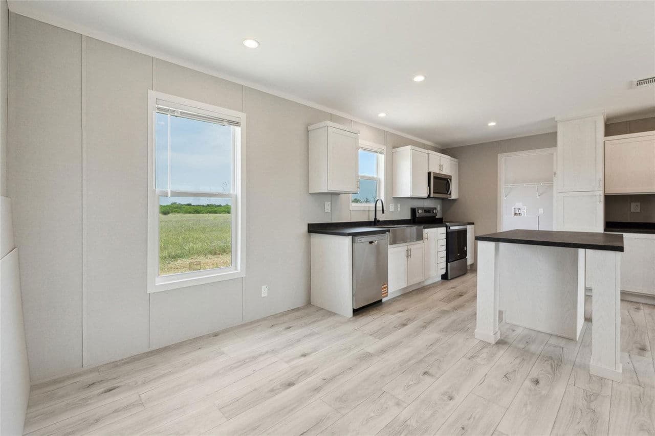 Rm2856b - 3.36 acre lot interior home features