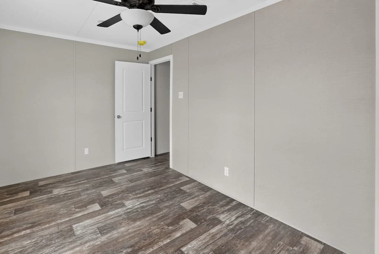 Nm1676s bedroom home features