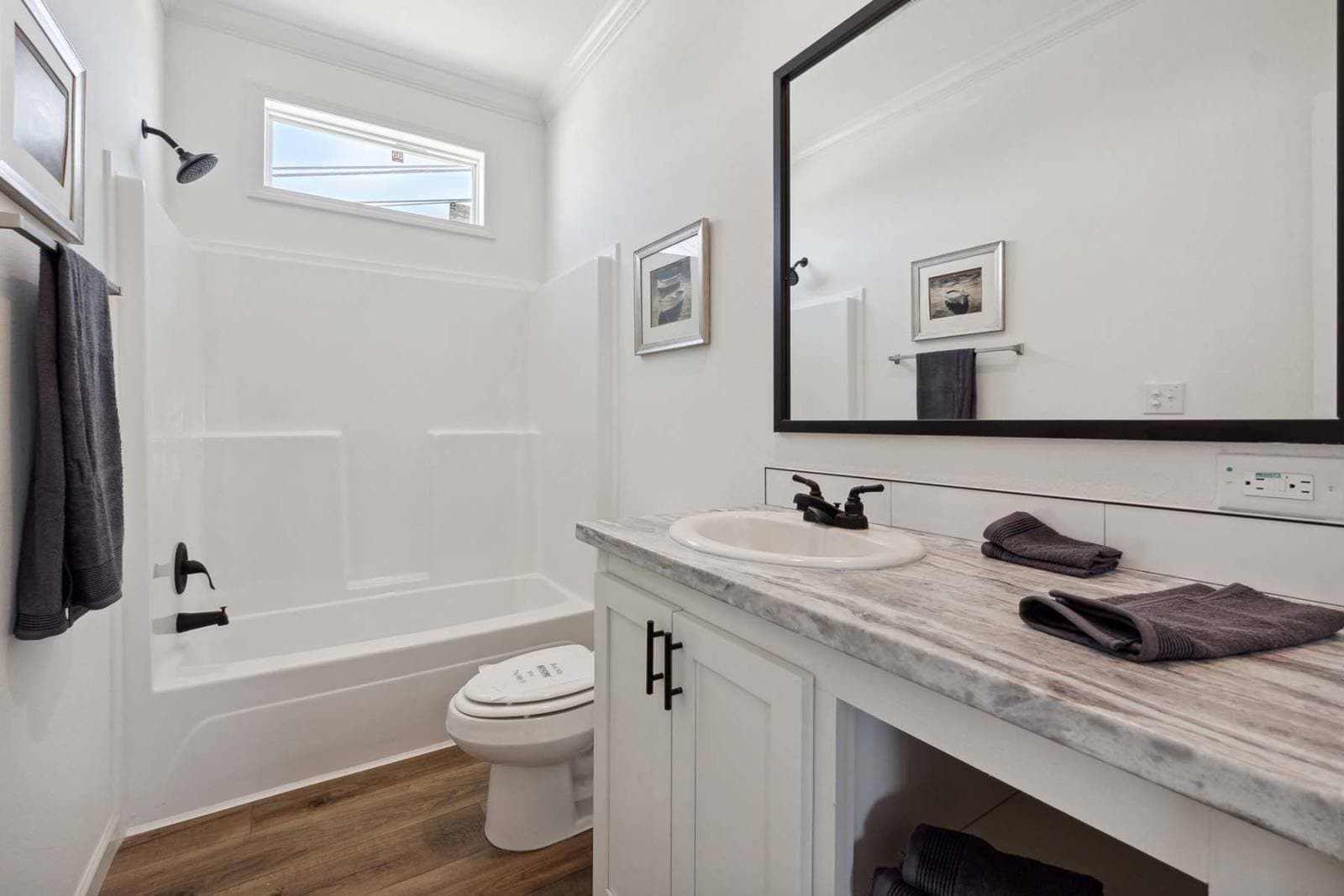 Titan extreme 3276t [the memphis] bathroom home features