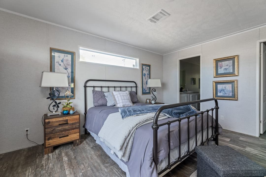 Valu premier 32483g interior and bedroom home features