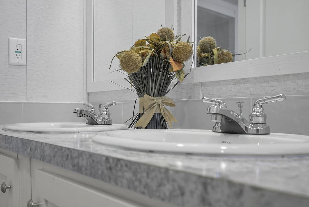 Valu premier 32643g interior and bathroom home features