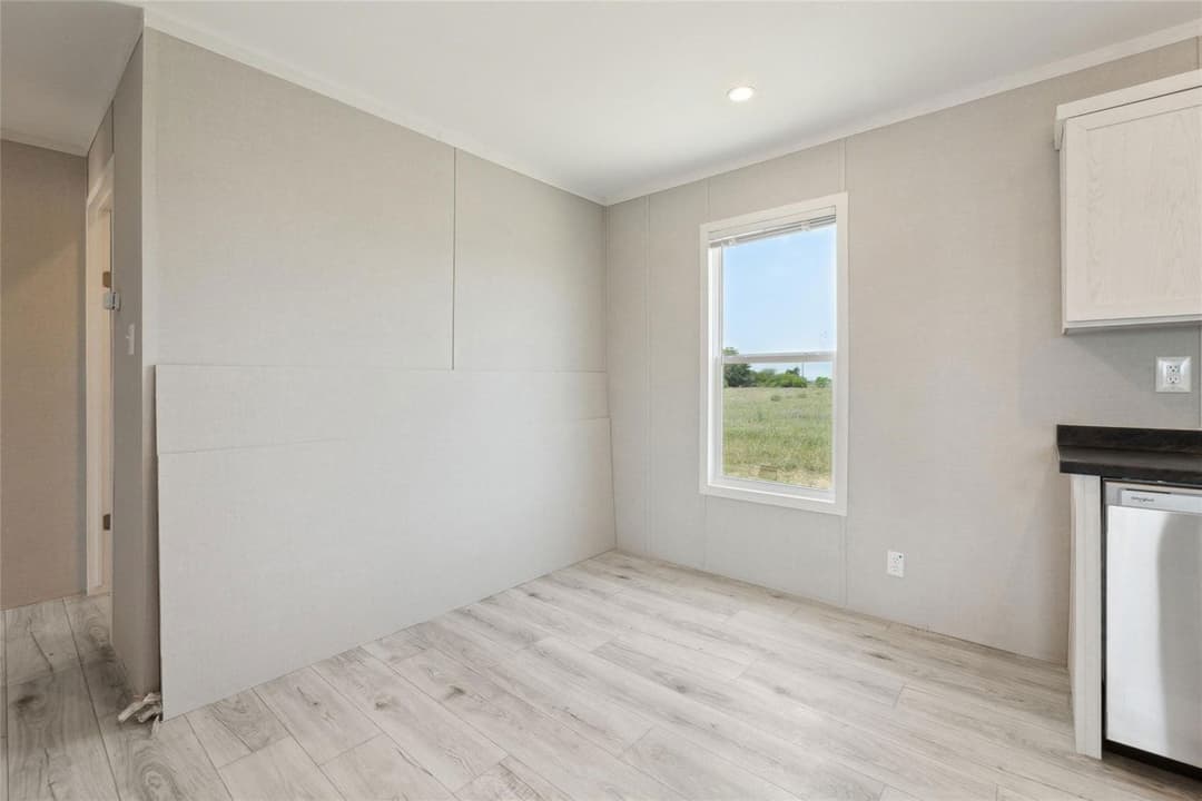 Rm2856b - 3.36 acre lot interior home features