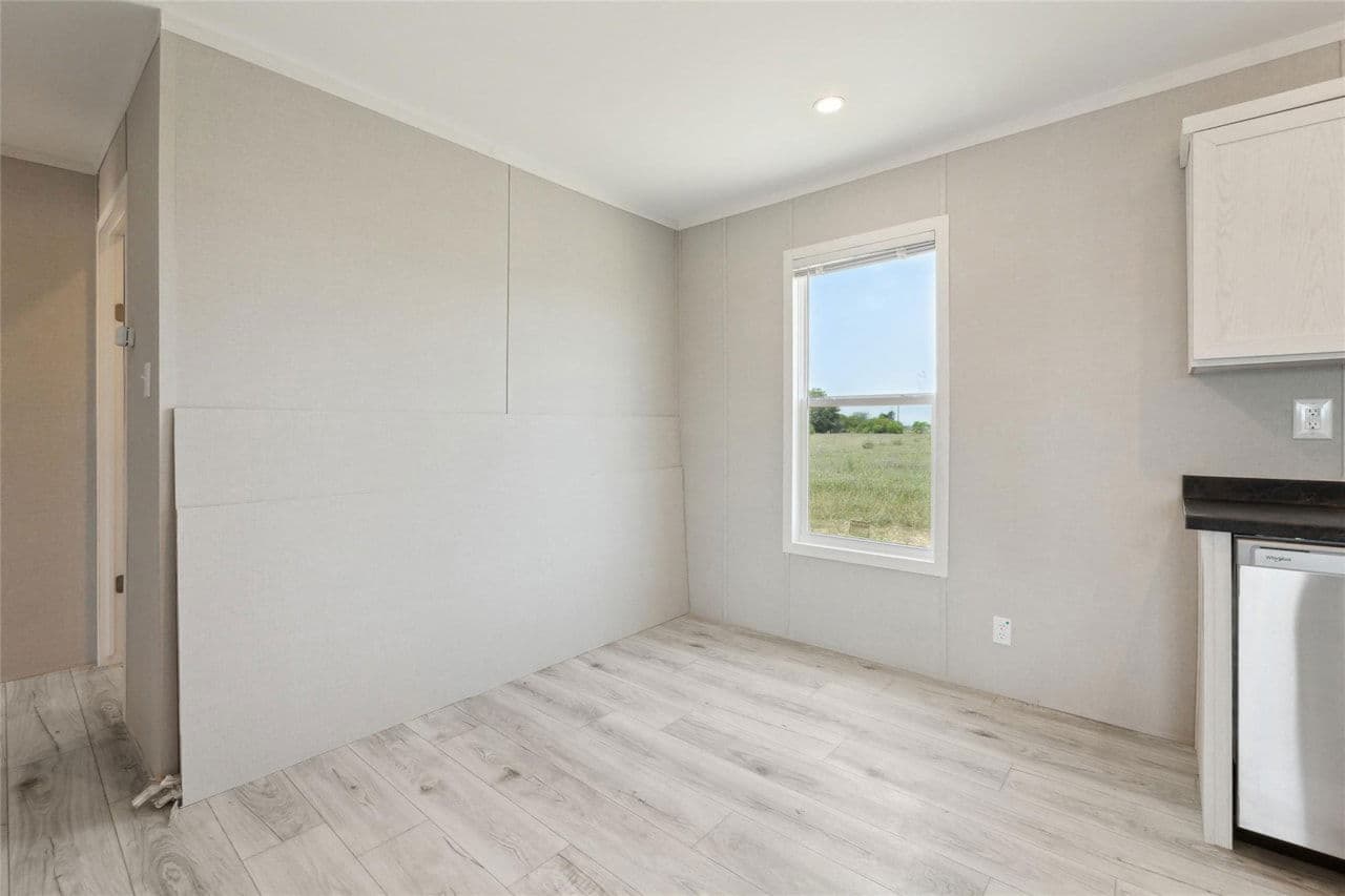 Rm2856b - 3.36 acre lot interior home features