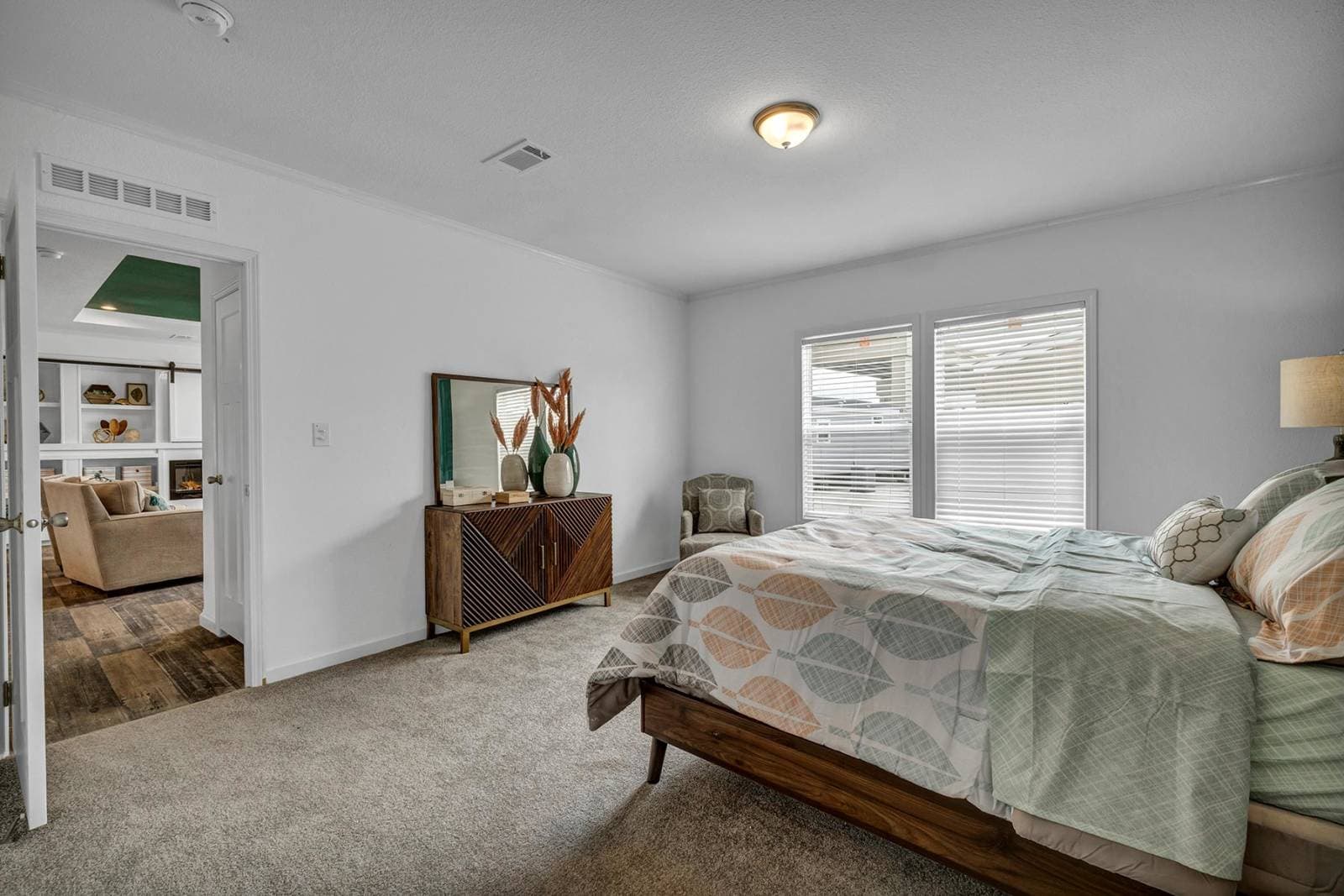 Titan extreme 3272c bedroom home features