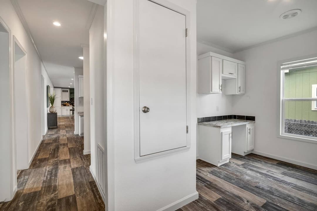 Titan extreme 3272c interior home features