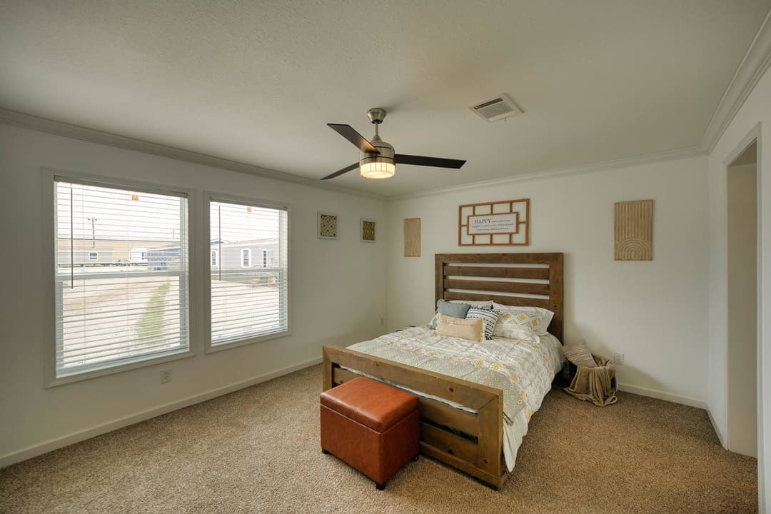 Titan extreme 2876h bedroom home features