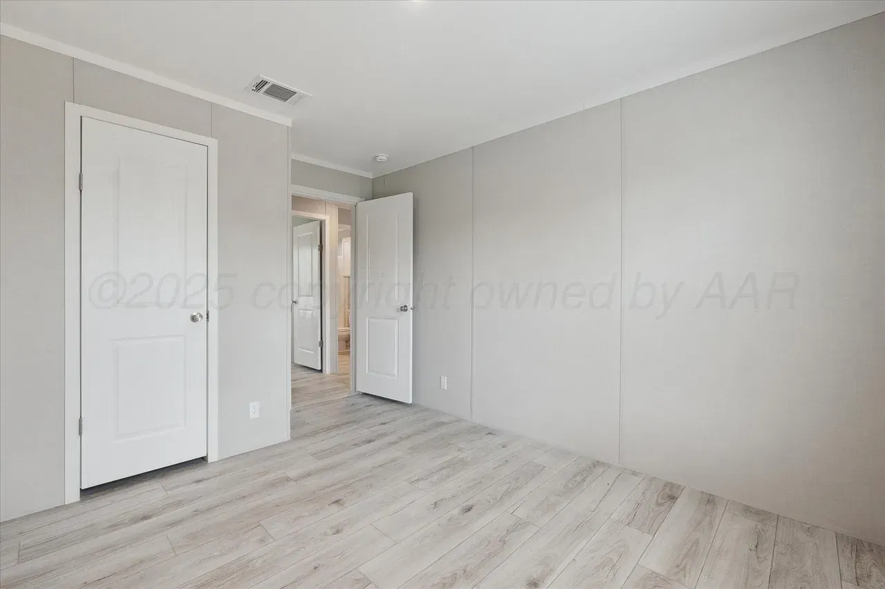 Rm2856b - 0.51 acre lot interior home features