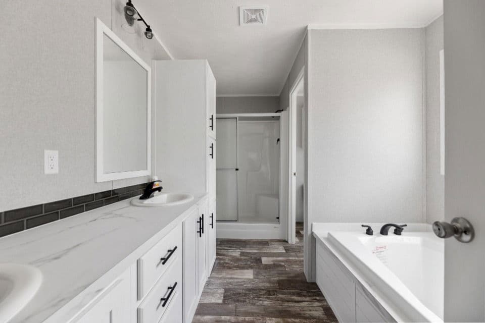 Verde ranch 28603n interior and bathroom home features