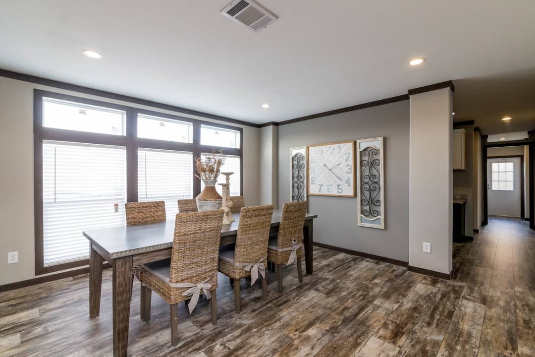 Titan extreme 3272c interior home features