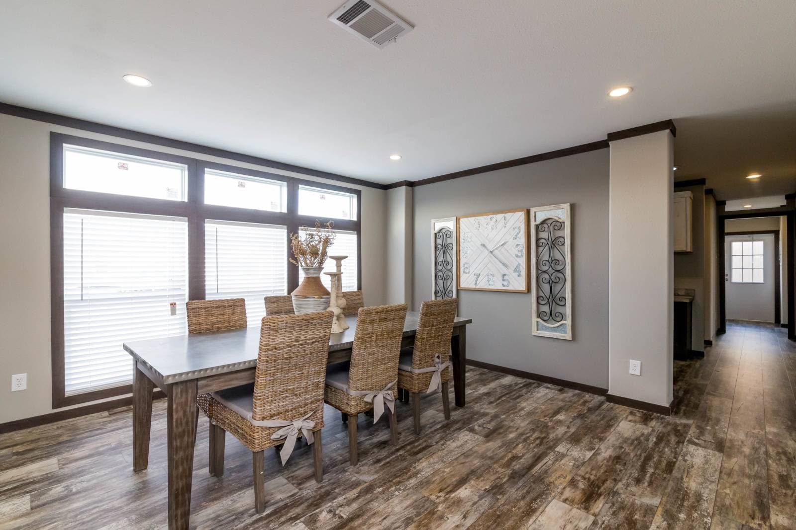 Titan extreme 3272c interior home features