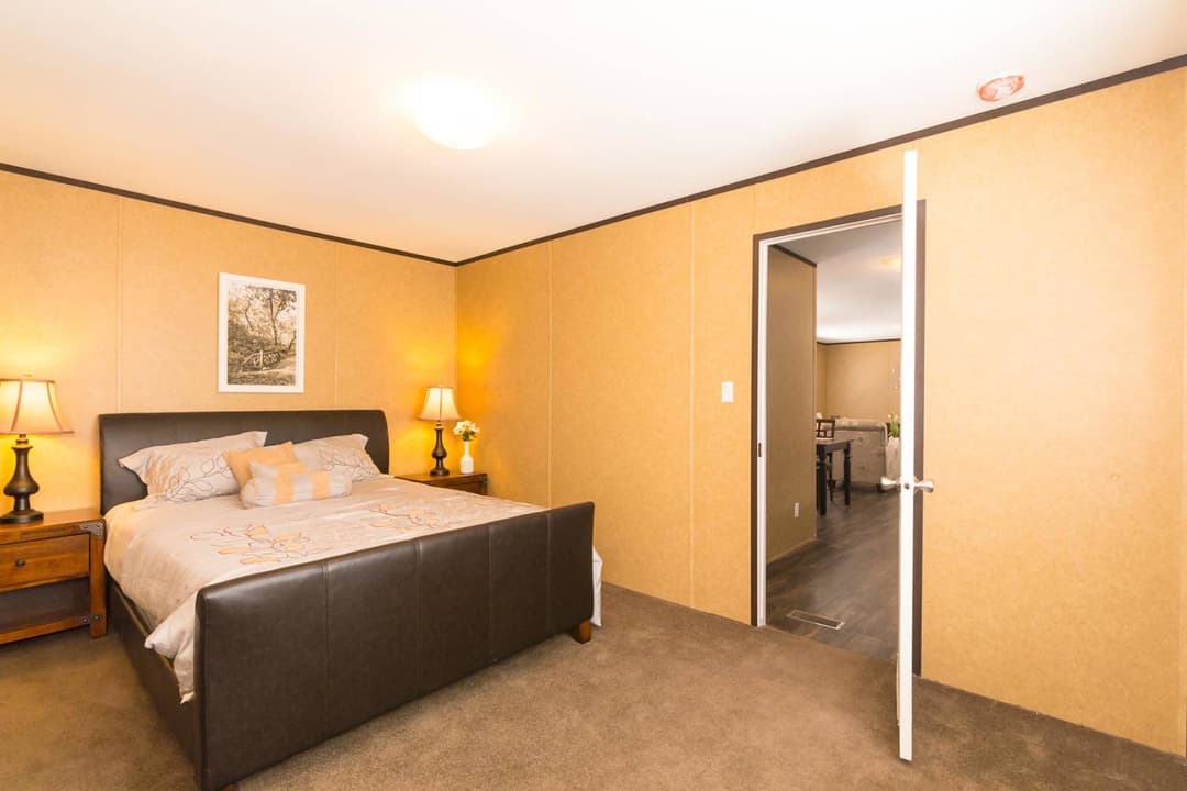 Cs1672a bedroom home features