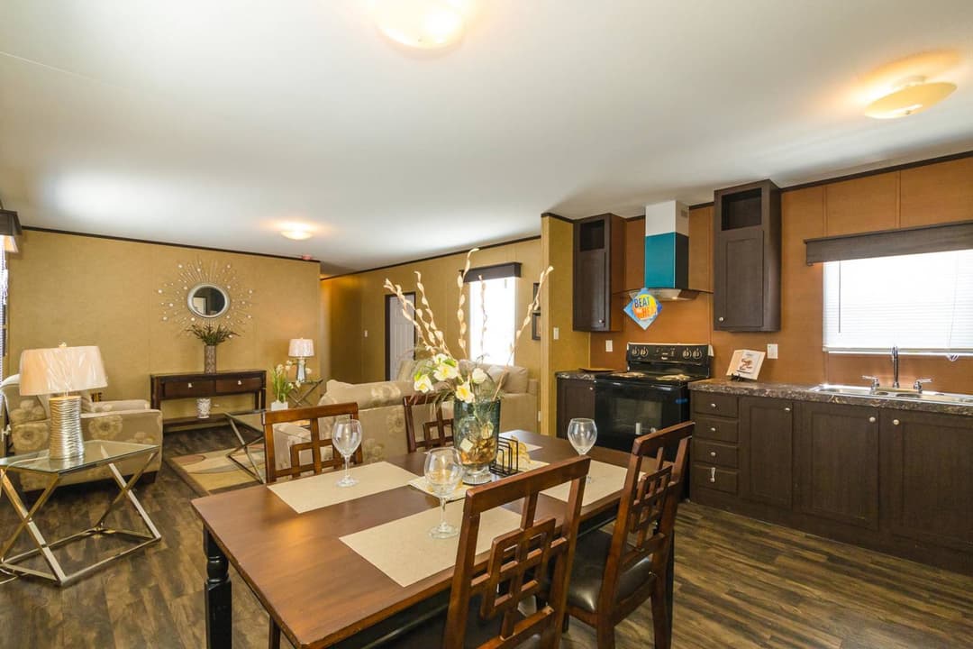 Cs1672a kitchen and interior home features