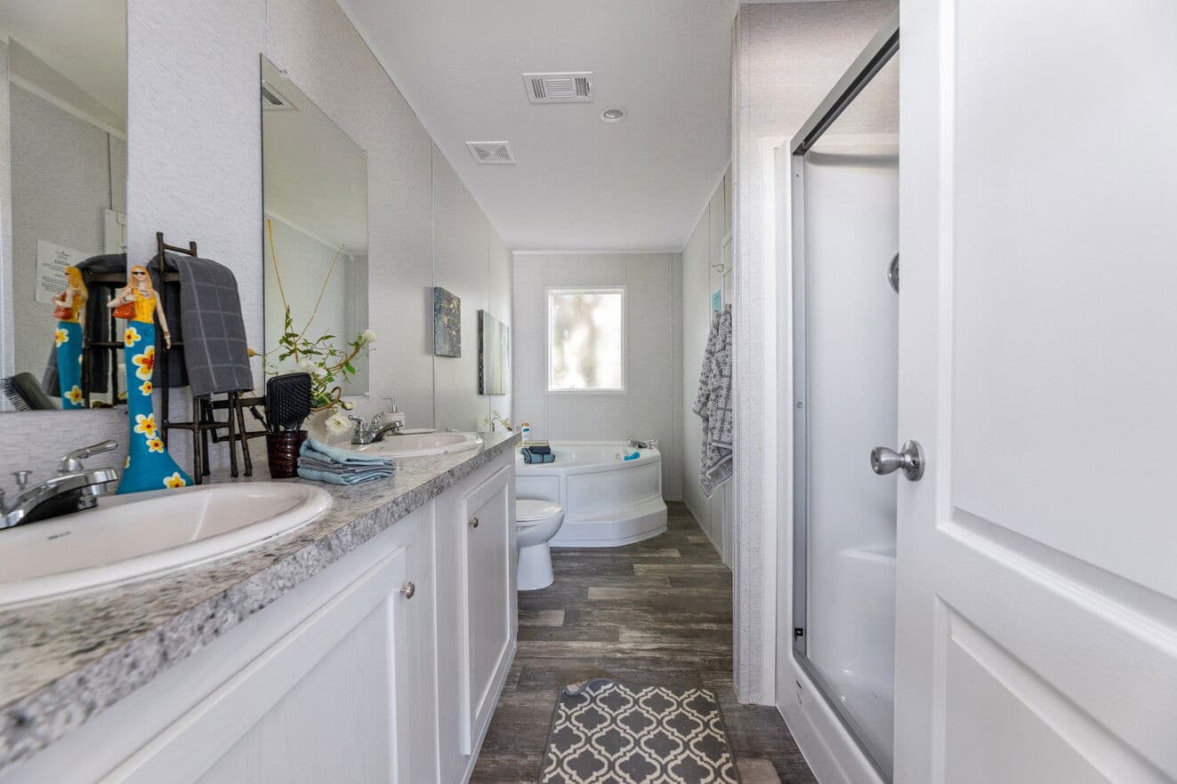 Valu premier 32483g interior and bathroom home features