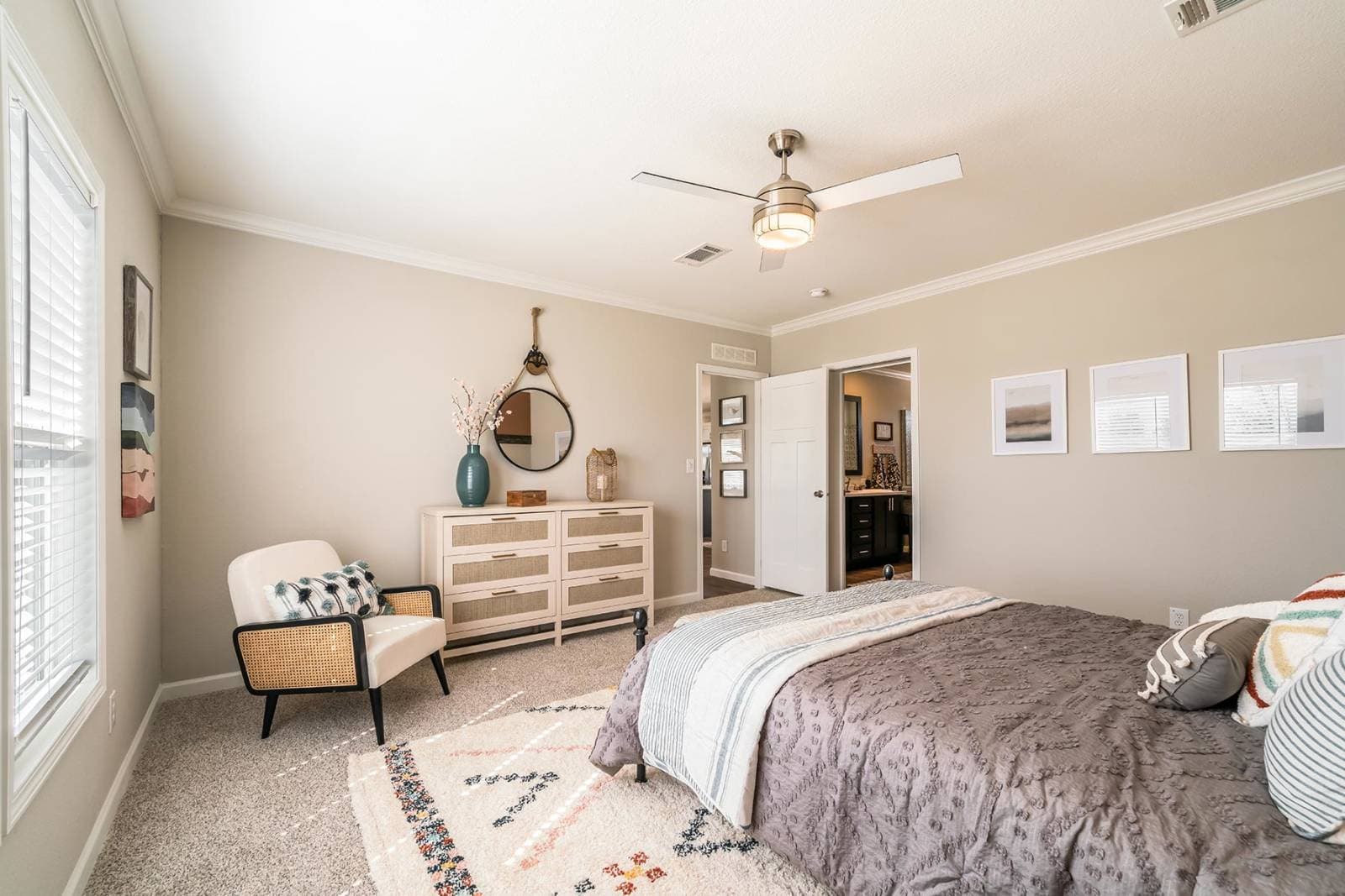 Titan extreme 3260h [the cypress] bedroom home features