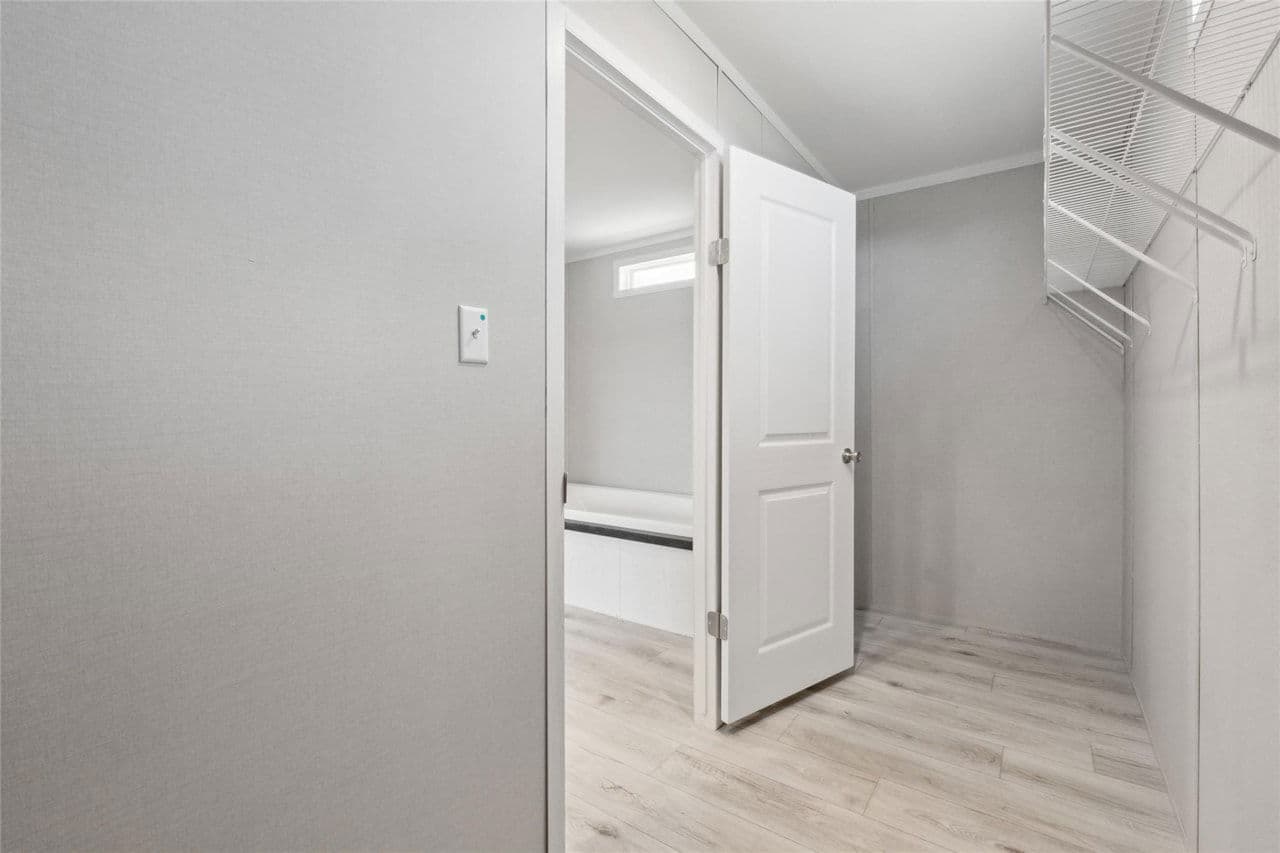 Rm2856b - 3.36 acre lot interior home features