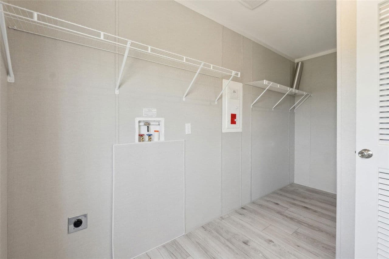 Rm2856b - 3.36 acre lot interior home features