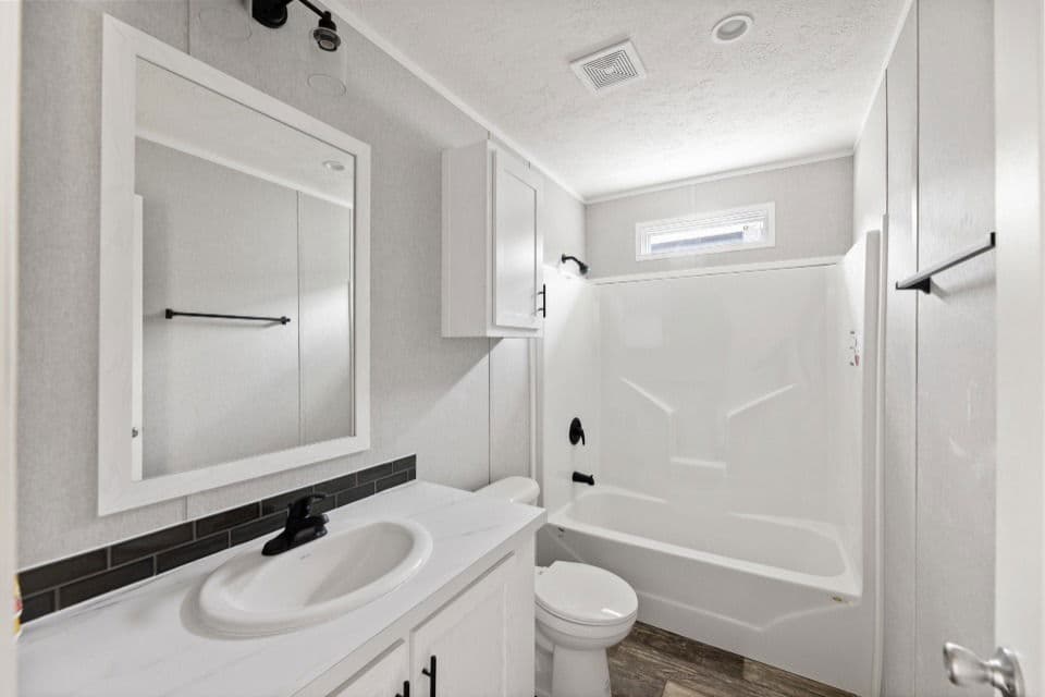 Verde ranch 28523n interior and bathroom home features