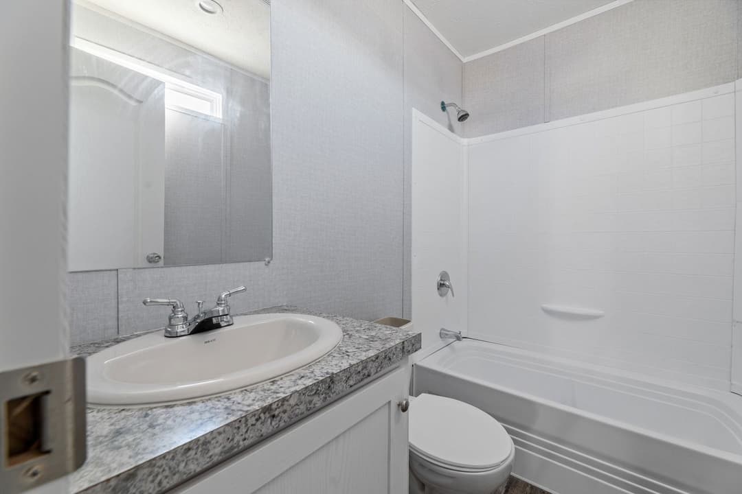 Valu premier 16683g interior and bathroom home features