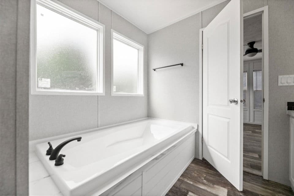 Verde ranch 28563n interior and bathroom home features