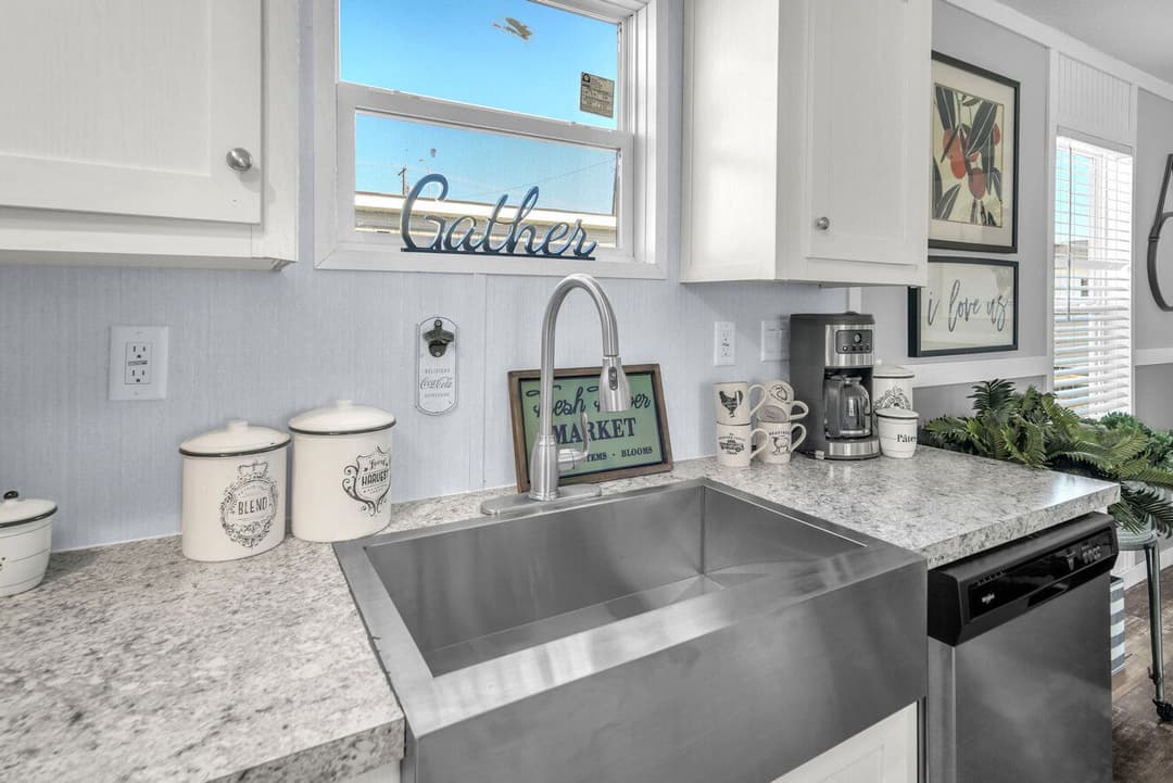 Valu 28563u interior and kitchen home features