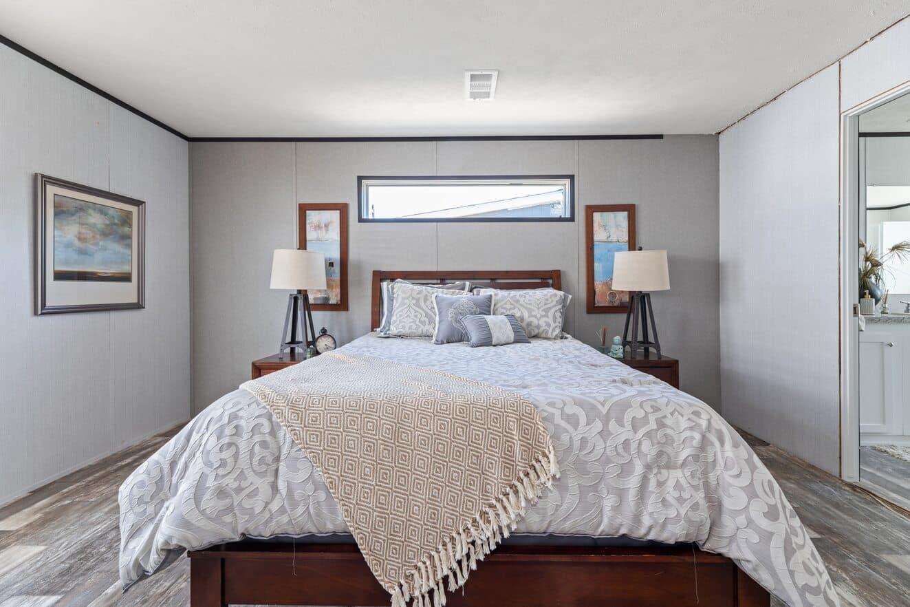 Valu premier 32563g interior and bedroom home features