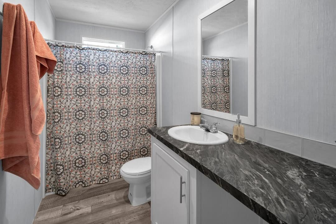 Valu premier 32684g interior and bathroom home features