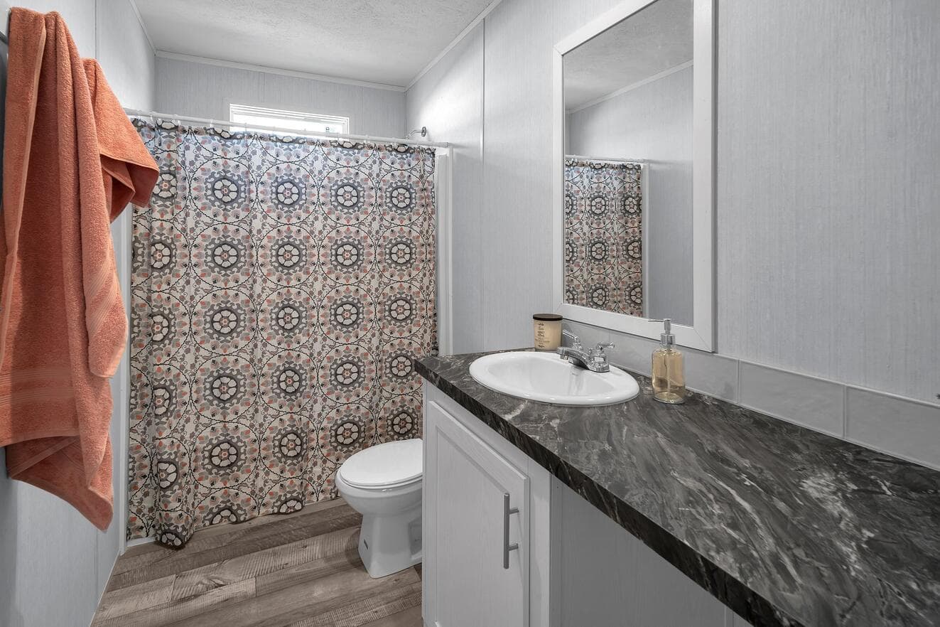 Valu premier 32684g interior and bathroom home features