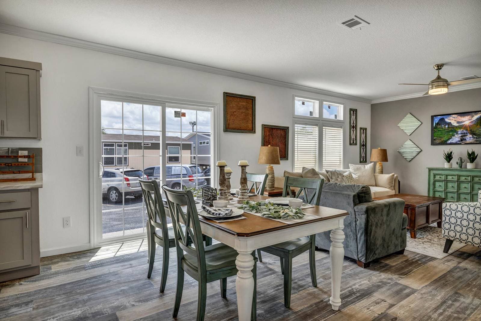 Titan extreme 3266d [the vegas] interior home features