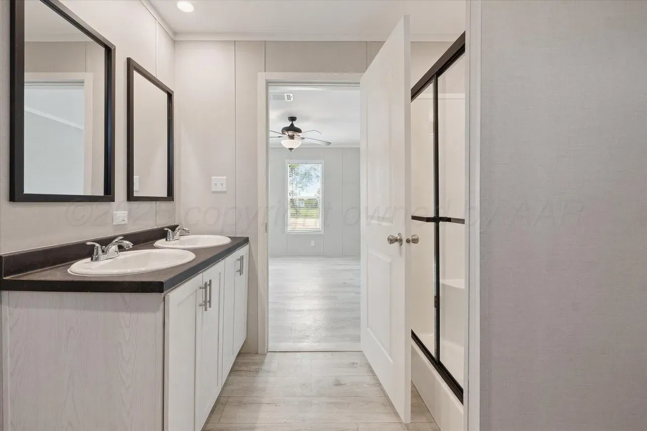 Rm2856b - 0.51 acre lot bathroom home features