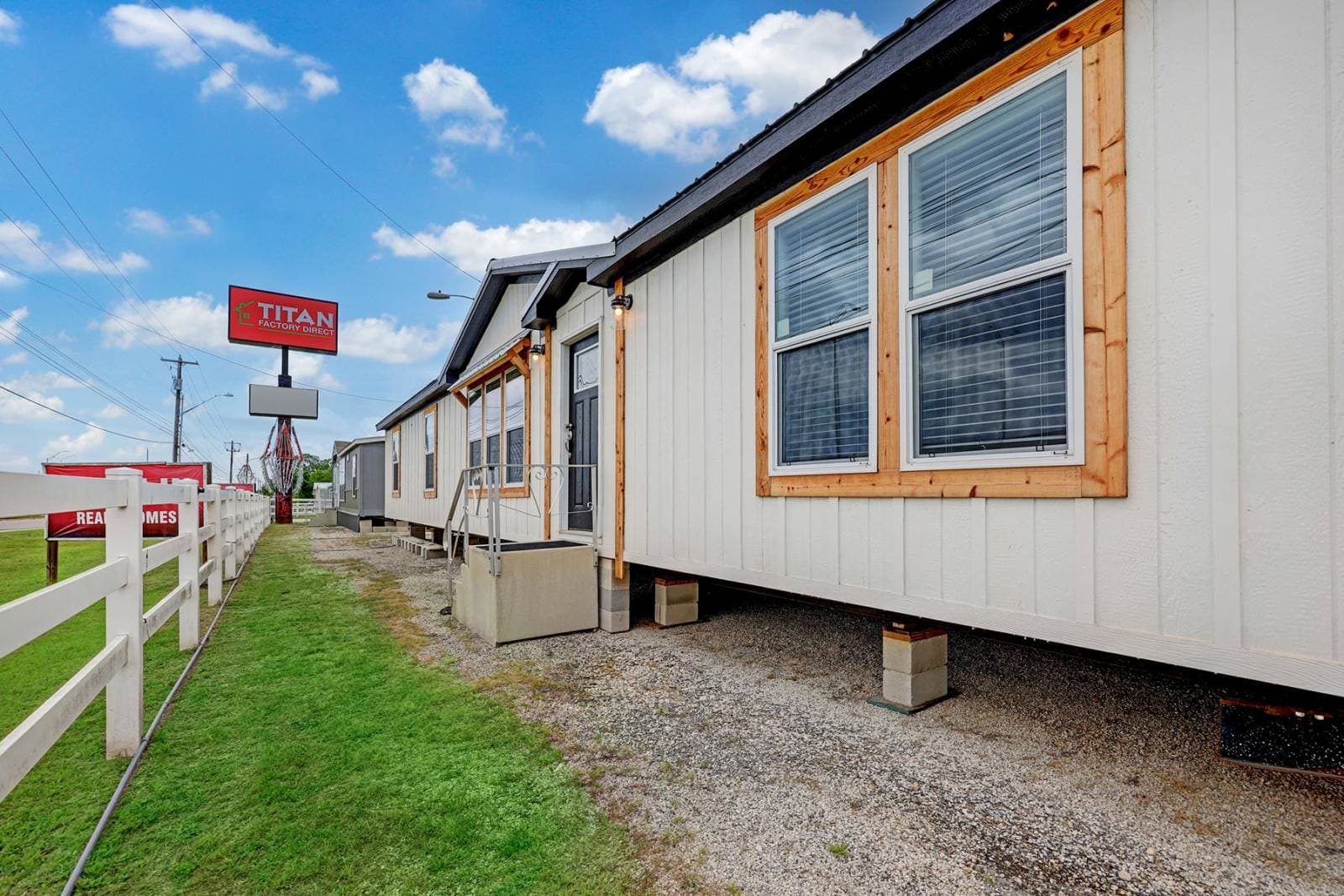 Titan extreme 2864h exterior home features