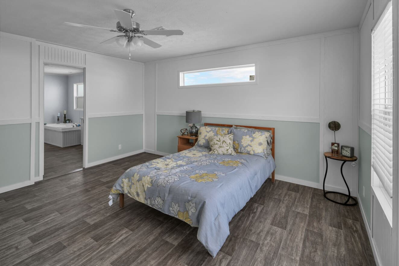 Valu maxx premier 32643e interior and bedroom home features